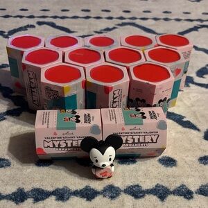 Hallmark Valentine’s/Saint-Valentin Mystery Ornaments! 14 Unopened Mysteries!